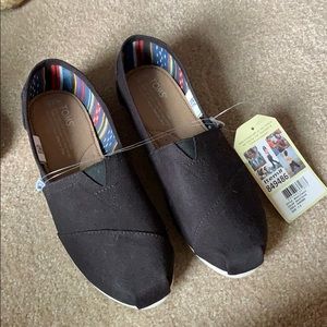 TOMS Black Canvas Classic NWT